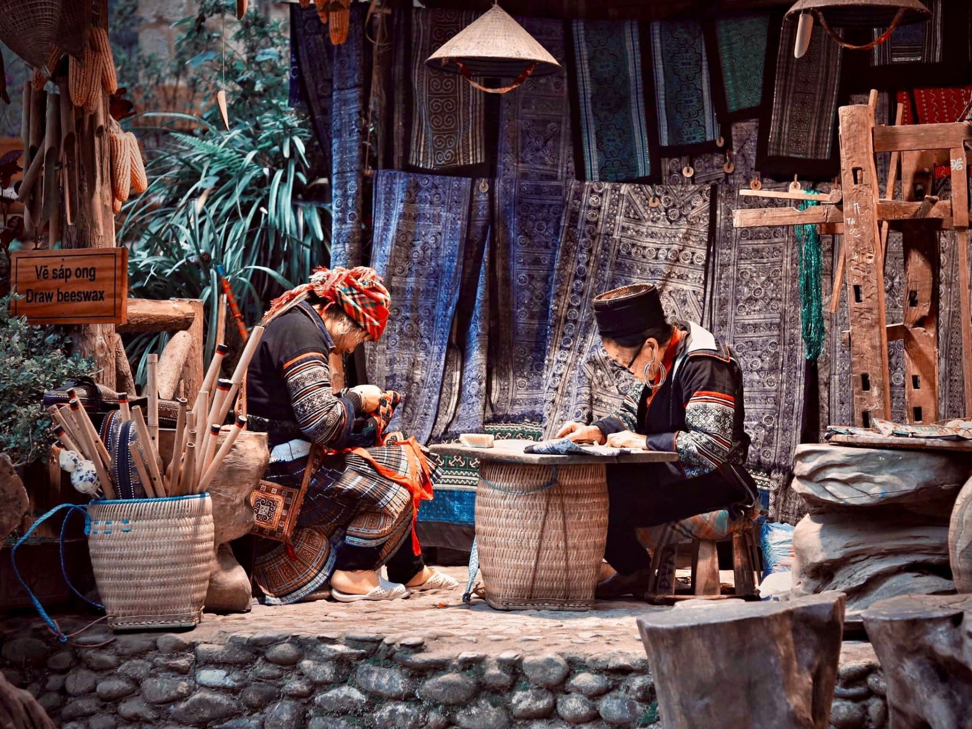 Đằng sau một sản phẩm thổ cẩm là cả quá trình lao động đòi hỏi sự kiên nhẫn và kinh nghiệm của đồng bào người Mông Đằng sau một sản phẩm thổ cẩm là cả quá trình lao động đòi hỏi sự kiên nhẫn và kinh nghiệm của đồng bào người Mông