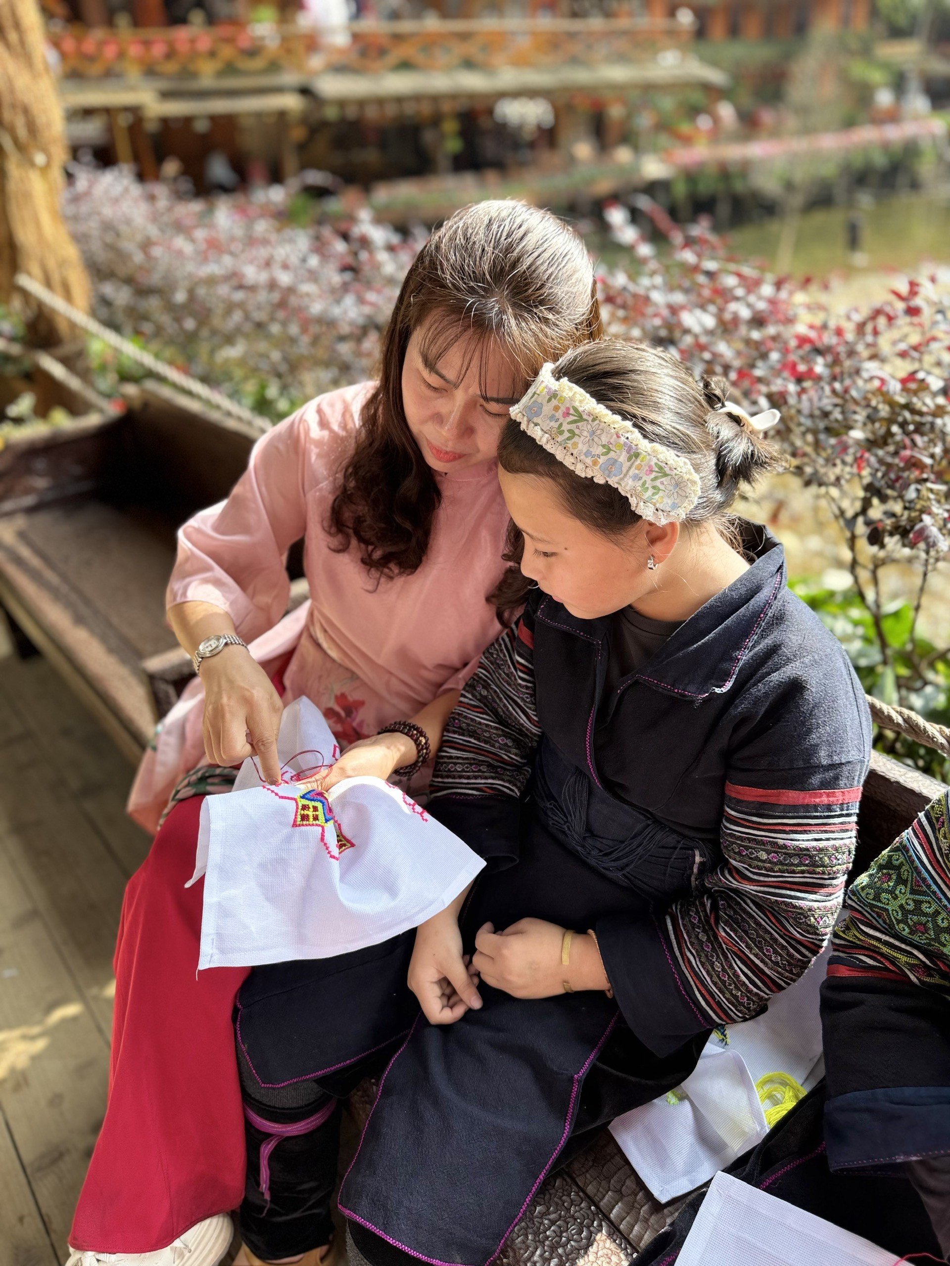 Thao diễn nghề, hướng dẫn du khách thêu - một hoạt động trải nghiệm thú vị khi đến du lịch tại đây Thao diễn nghề, hướng dẫn du khách thêu - một hoạt động trải nghiệm thú vị khi đến du lịch tại đây