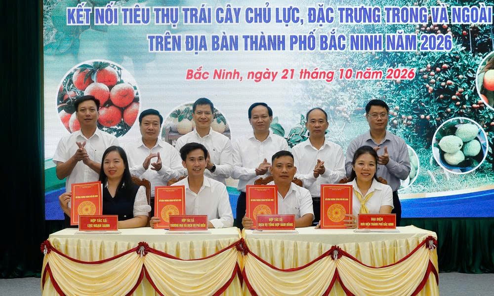 Đại diện các doanh nghiệp, hợp tác xã và đơn vị phân phối ký kết hợp tác tiêu thụ trái cây, nông sản chủ lực tại hội nghị.