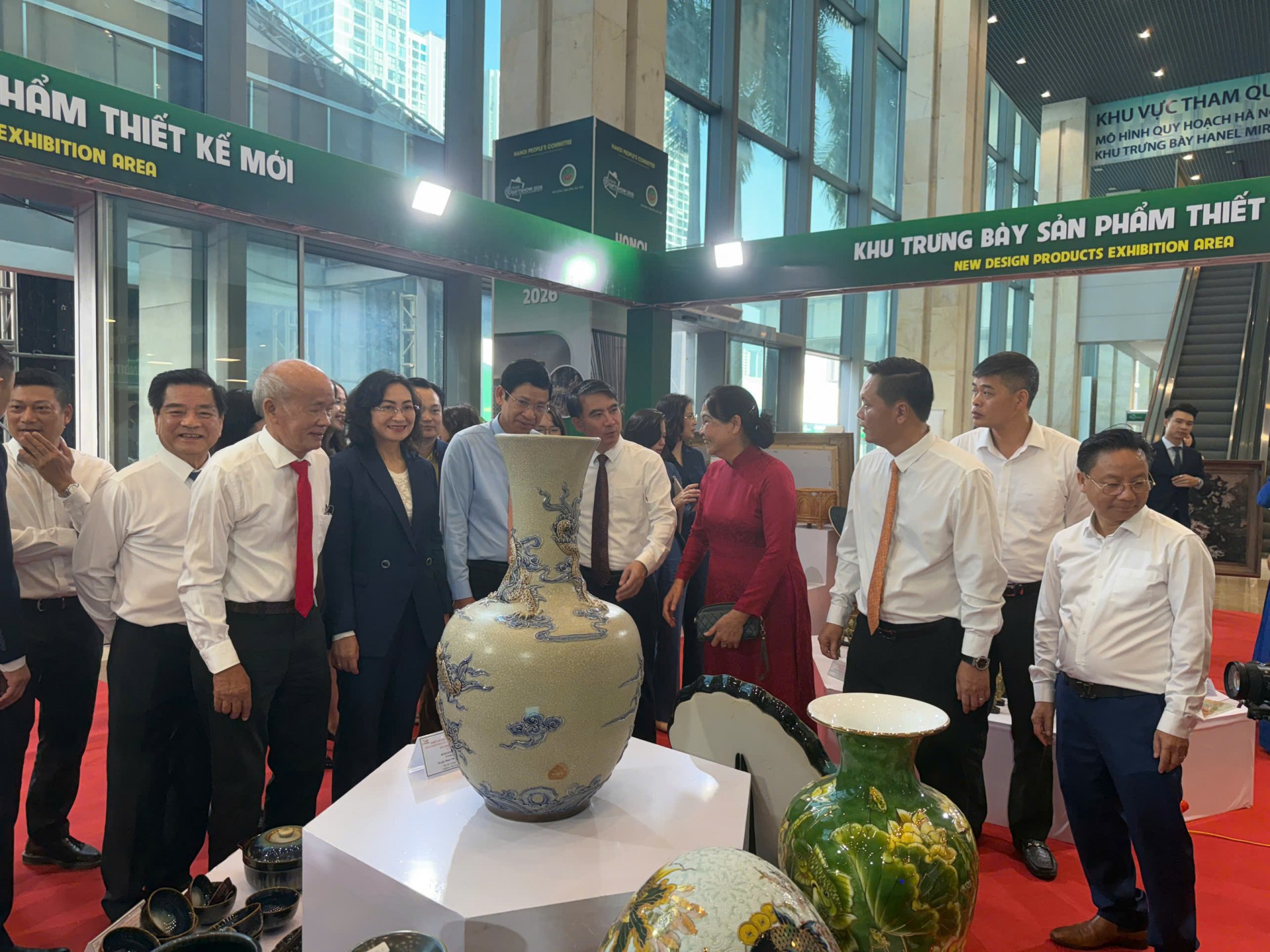 Các đại biểu tham quan khu trưng bày các sản phẩm đạt giải tại Cuộc thi Thiết kế mẫu sản phẩm thủ công mỹ nghệ mới Hà Nội năm 2026.