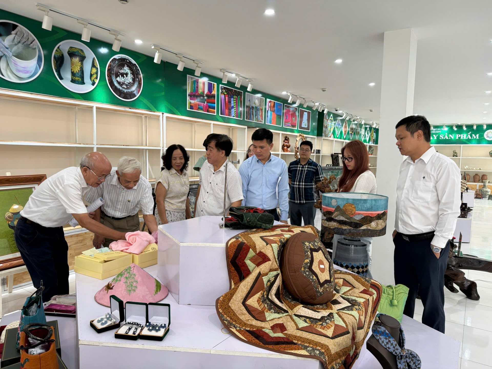 Các thành viên Ban Giám khảo chấm điểm, đánh giá các sản phẩm dự thi