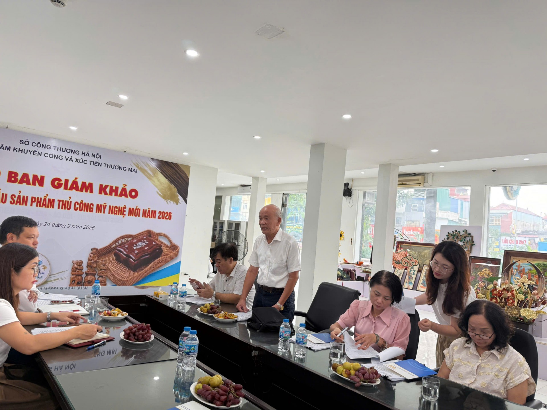 Ông Trịnh Quốc Đạt - Chủ tịch Hiệp hội làng nghề Việt Nam - Phó Trưởng ban Giám khảo phát biểu về quy chế, tiêu chí chấm điểm và đánh giá sản phẩm tại Cuộc thi Thiết kế mẫu sản phẩm thủ công mỹ nghệ mới Hà Nội năm 2026.