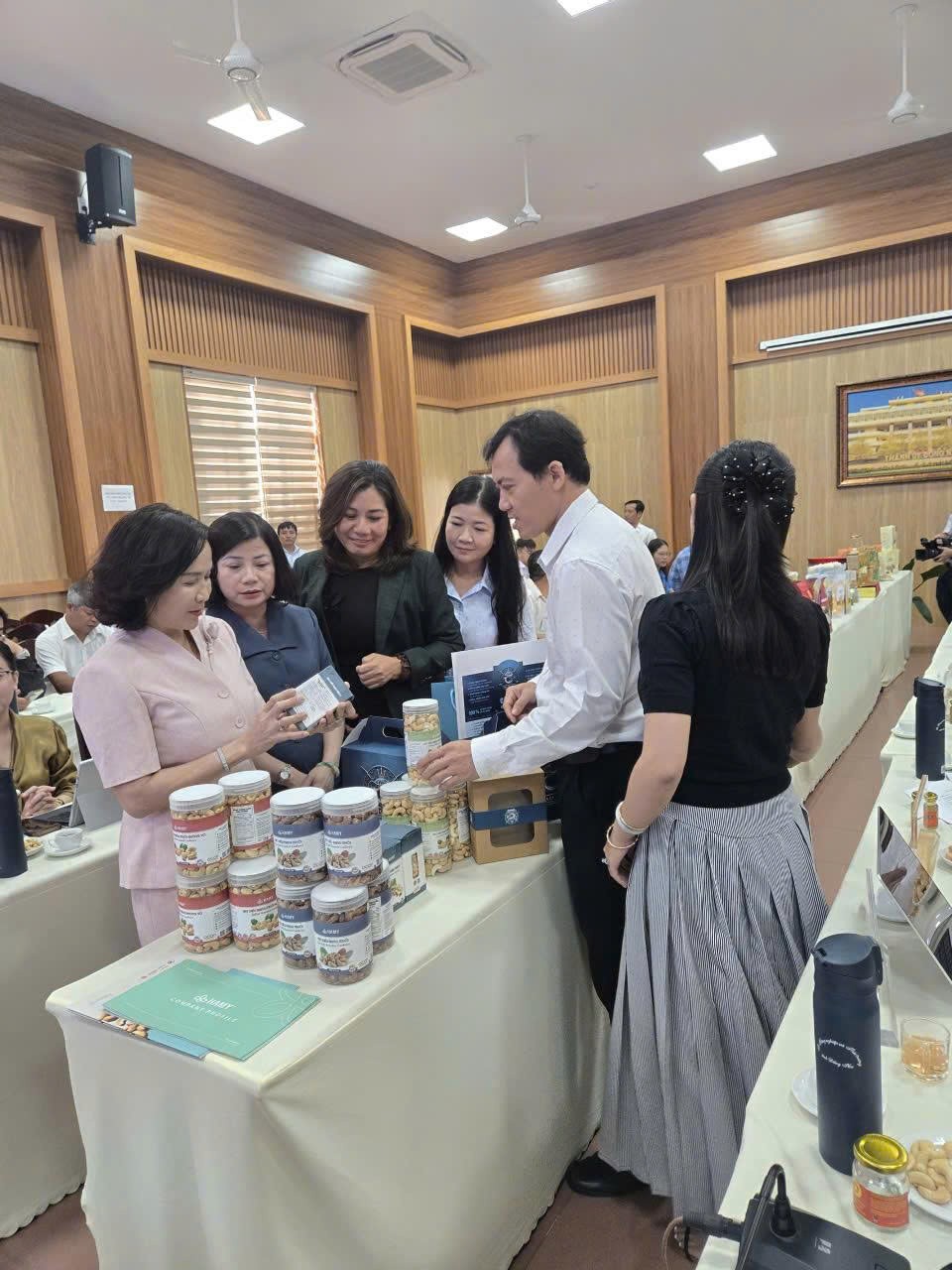 Thành ủy viên, Phó Chủ tịch UBND thành phố Nguyễn Thị Cát Tiên tham quan khu vực trưng bày các sản phẩm tham gia đánh giá OCOP đợt 1 năm 2026.