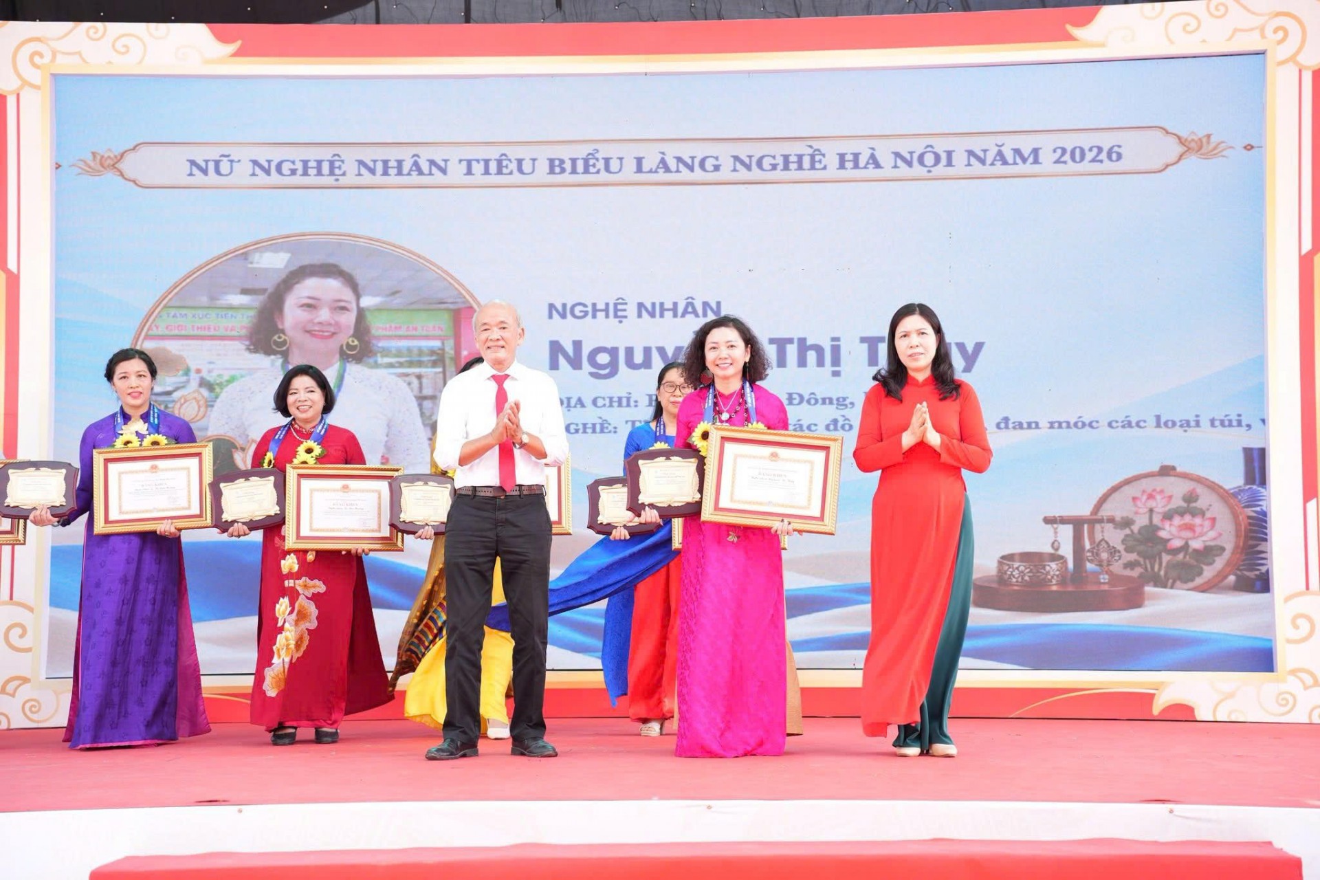 Hà Nội tôn vinh 10 nữ nghệ nhân trong bảo tồn và phát triển làng nghề truyền thống Hà Nội tôn vinh 10 nữ nghệ nhân trong bảo tồn và phát triển làng nghề truyền thống