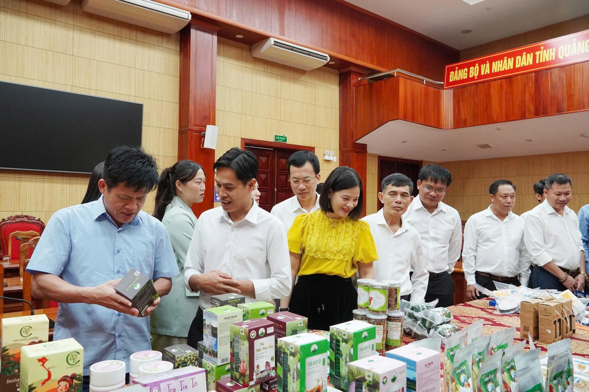 Các đại biểu tham quan sản phẩm trưng bày, giới thiệu OCOP  ta