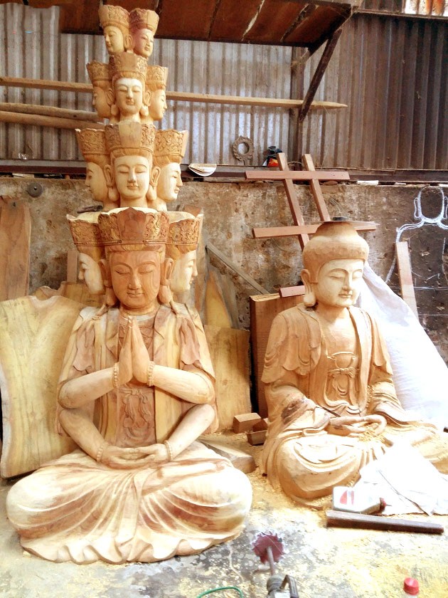 Sản phẩm tượng của làng Vũ Lăng dưới bàn tay khéo léo ở của những người thợ luôn được làm chuẩn mực không chỉ mang tới giá trị thẩm mỹ, nhân văn mà còn cả giá trị kinh tế. Ảnh: PHƯƠNG THẢO
