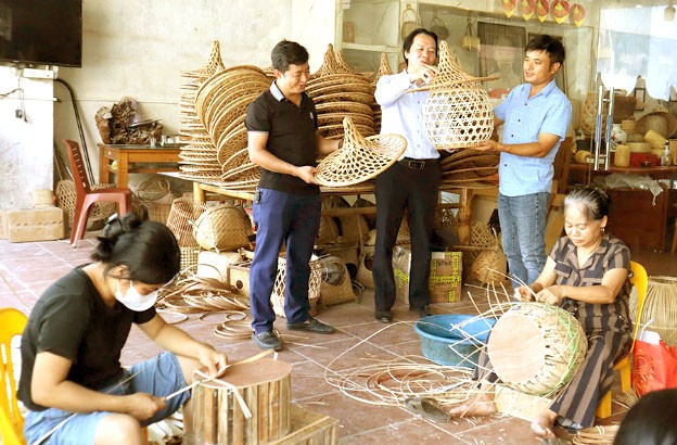 Người dân Thuận Hòa thực hiện công đoạn sàng sảy, loại bỏ vỏ trấu để tạo nên những mẻ cốm thơm dẻo.