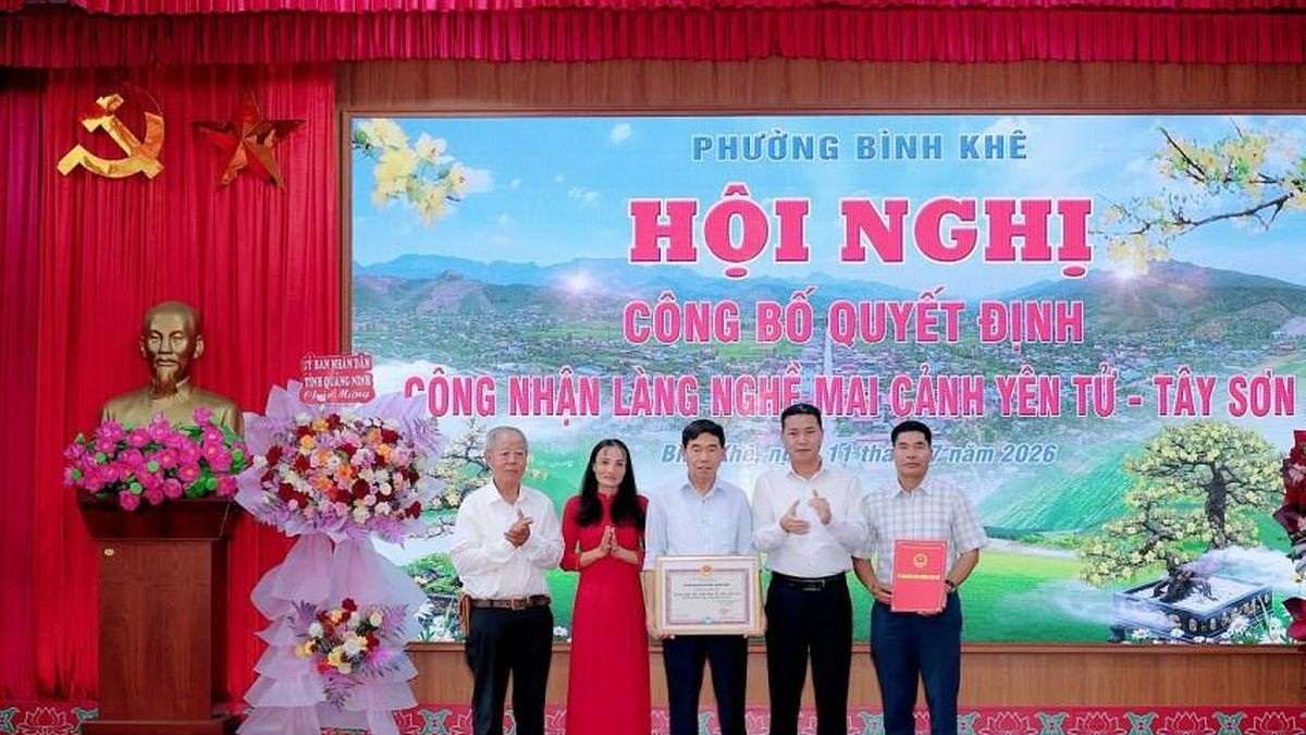 Ông Nguyễn Khắc Dũng, Phó Giám đốc Sở Nông nghiệp và Môi trường thành phố Quảng Ninh, trao quyết định công nhận làng nghề. Ảnh: Báo Quảng Ninh Ông Nguyễn Khắc Dũng, Phó Giám đốc Sở Nông nghiệp và Môi trường thành phố Quảng Ninh, trao quyết định công nhận làng nghề. Ảnh: Báo Quảng Ninh