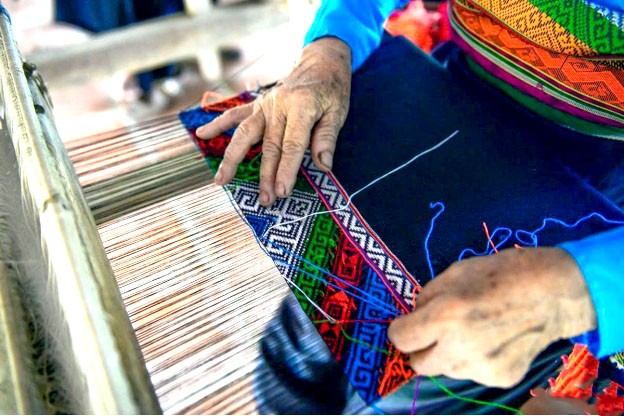 Dệt thổ cẩm thủ công nên đường nét hoa văn rất tinh xảo. Ảnh: Lê Dương