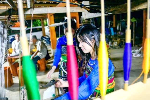 Lớp trẻ cũng đang được truyền nghề để gìn giữ nét văn hóa địa phương. Ảnh: Lê Dương