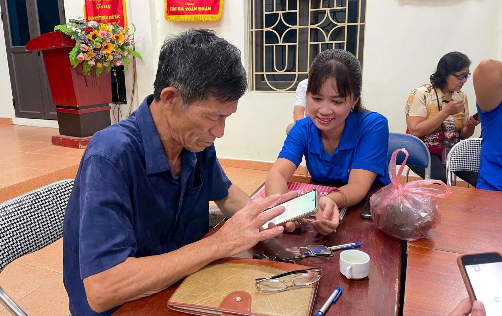 Đến nay, 100% văn bản đi của xã được thực hiện ký số và phát hành điện tử. Đến nay, 100% văn bản đi của xã được thực hiện ký số và phát hành điện tử.