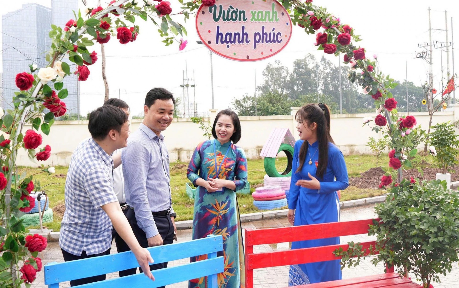 Các đại biểu tham quan mô hình “Vườn xanh hạnh phúc”, góp phần xây dựng cảnh quan nông thôn xanh, sạch, đẹp, nâng cao chất lượng môi trường sống tại địa phương. Các đại biểu tham quan mô hình “Vườn xanh hạnh phúc”, góp phần xây dựng cảnh quan nông thôn xanh, sạch, đẹp, nâng cao chất lượng môi trường sống tại địa phương.