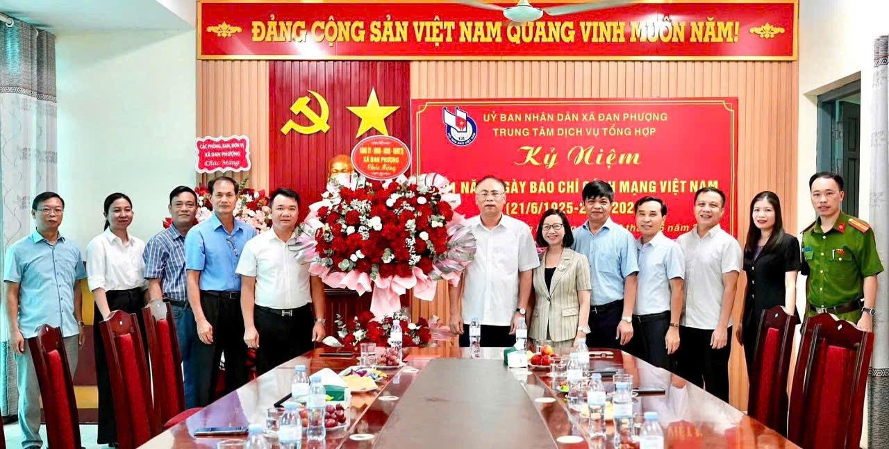 Đại diện Đảng ủy, HĐND, UBND, Ủy ban MTTQ Việt Nam xã Đan Phượng chúc mừng Trung tâm Dịch vụ tổng hợp nhân Ngày Báo chí cách mạng Việt Nam 21/6.