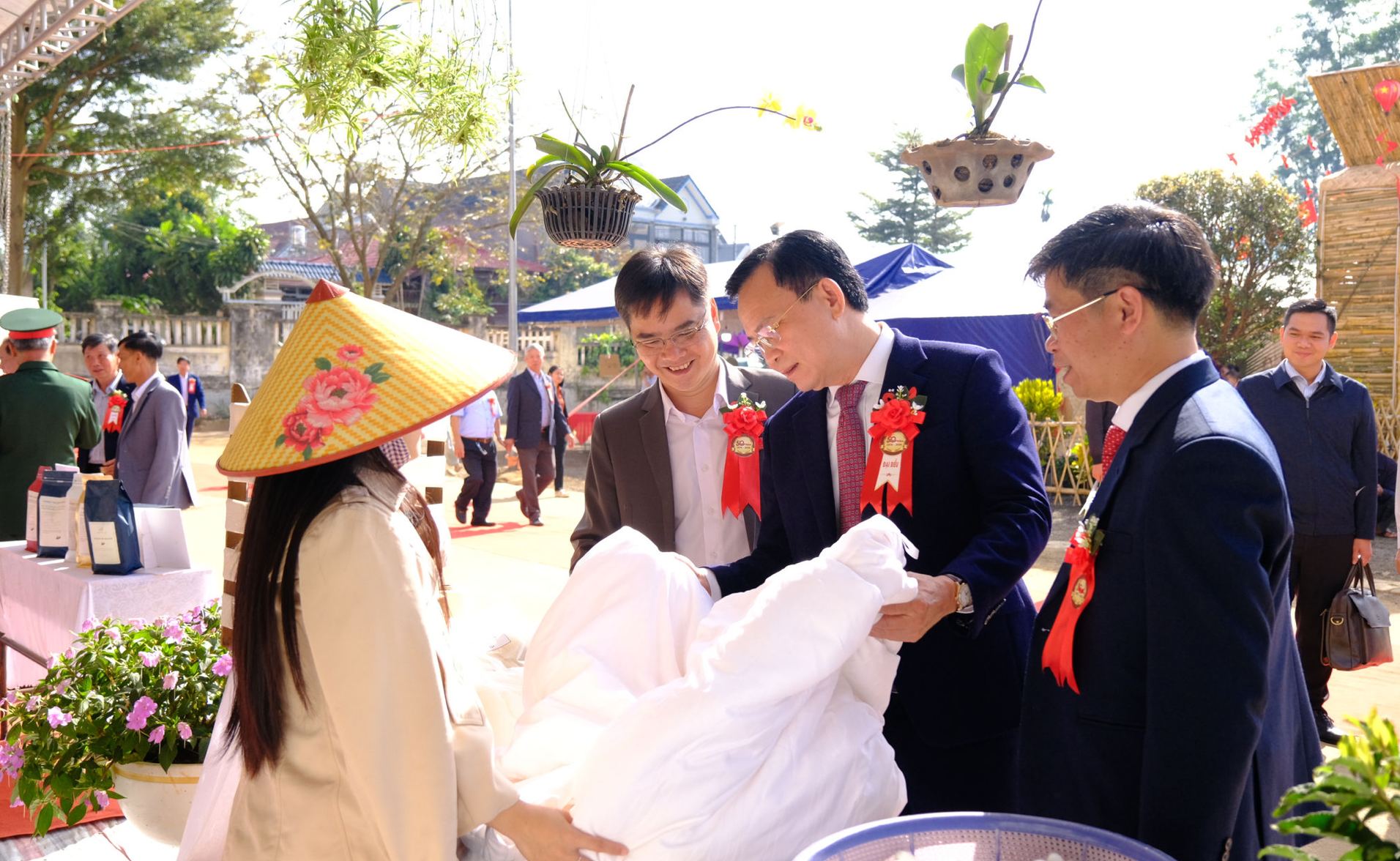 lanh dao lam dong ha noi tham quan trien lam 50 nam va san pham ocop