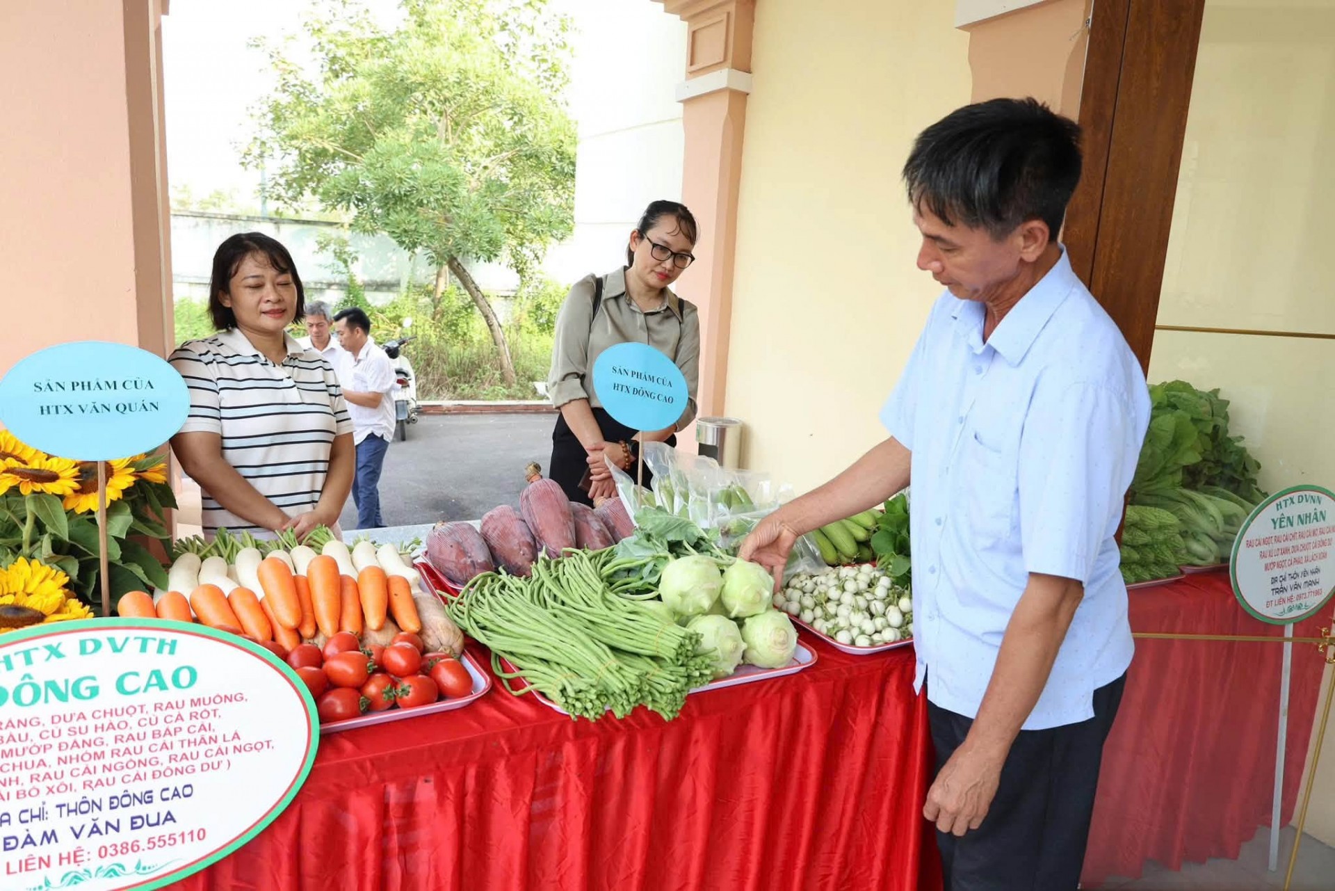 Các sản phẩm nông nghiệp của nông dân xã Mê Linh được trưng bày, giới thiệu tại diễn đàn Các sản phẩm nông nghiệp của nông dân xã Mê Linh được trưng bày, giới thiệu tại diễn đàn