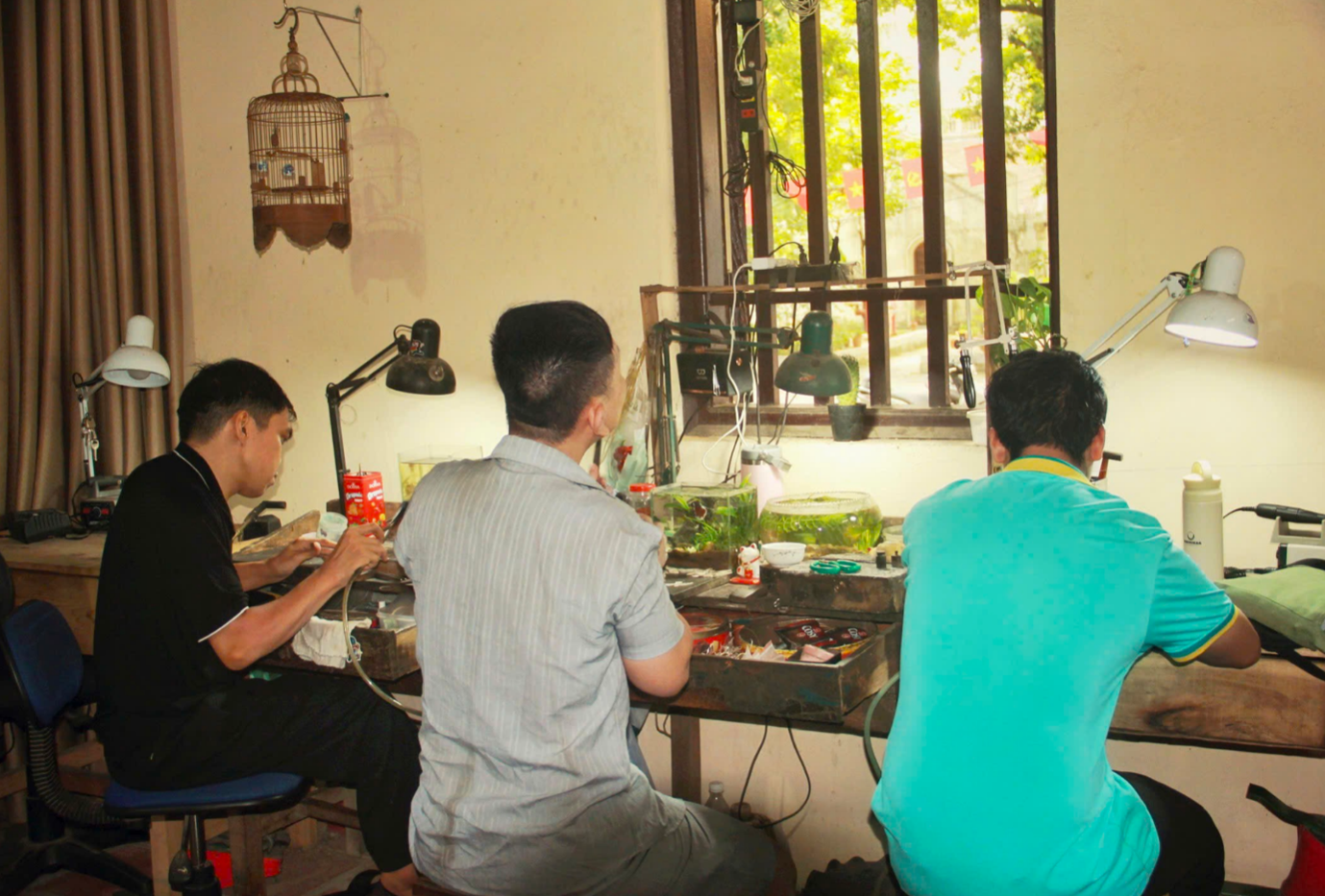 Từ ban thờ Tổ đến bàn tay người thợ: Chuyện nghề bạc Định Công