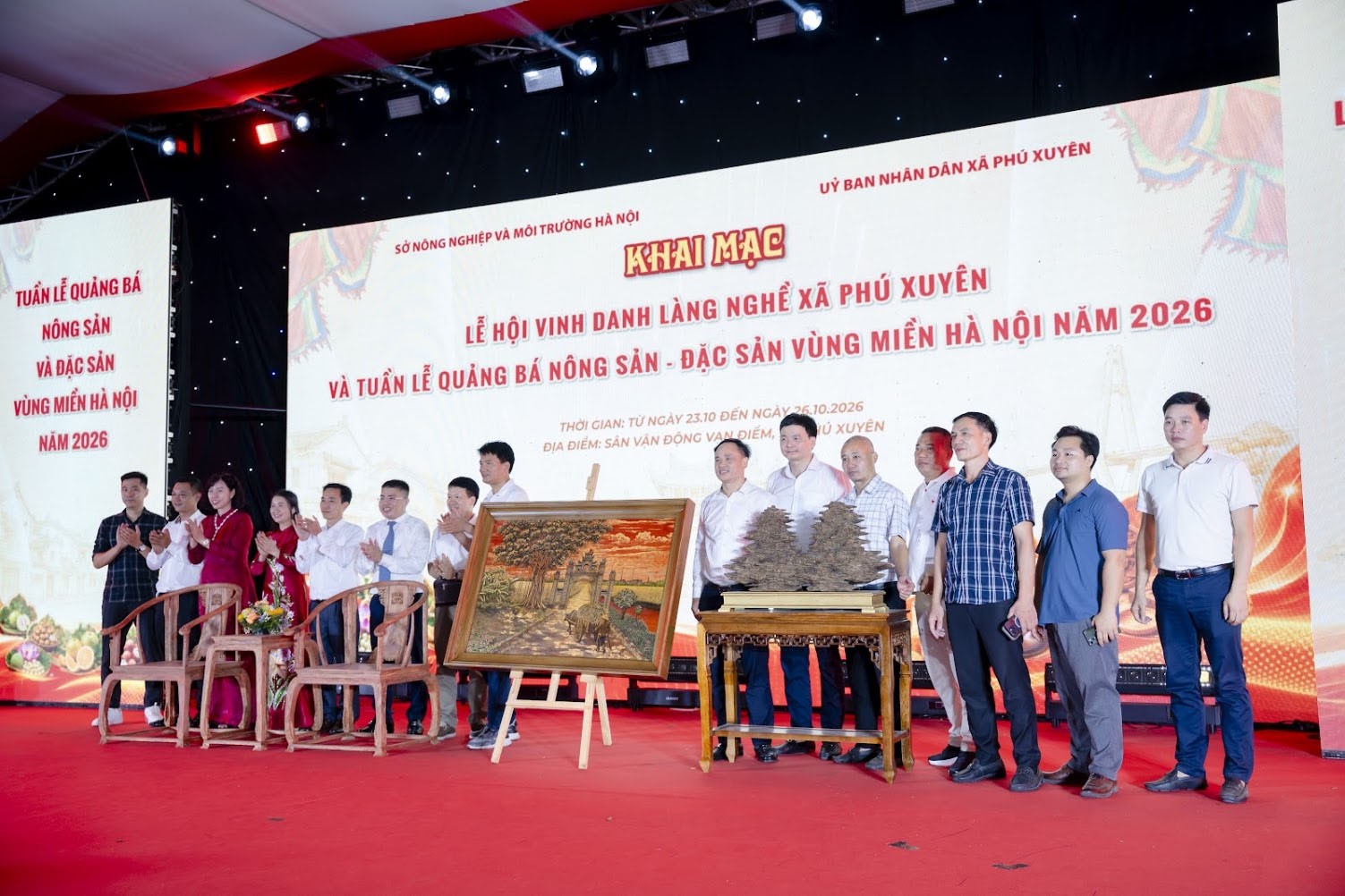 Chương trình còn tổ chức đấu giá các tác phẩm làng nghề nhằm gây quỹ ủng hộ các hoạt động phong trào của địa phương.