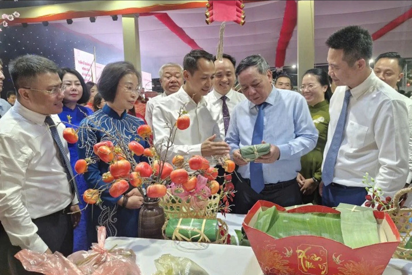 Các đại biểu tham quan các gian hàng trưng bày tại lễ hội