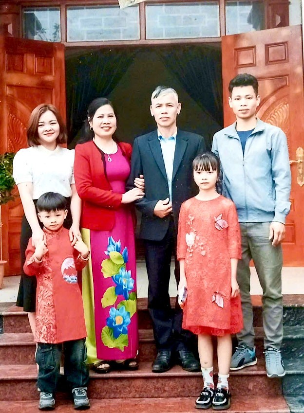 Vợ chồng ông bà Nguyễn Văn Đông - Nguyễn Lê Hằng Nga và các con cháu.