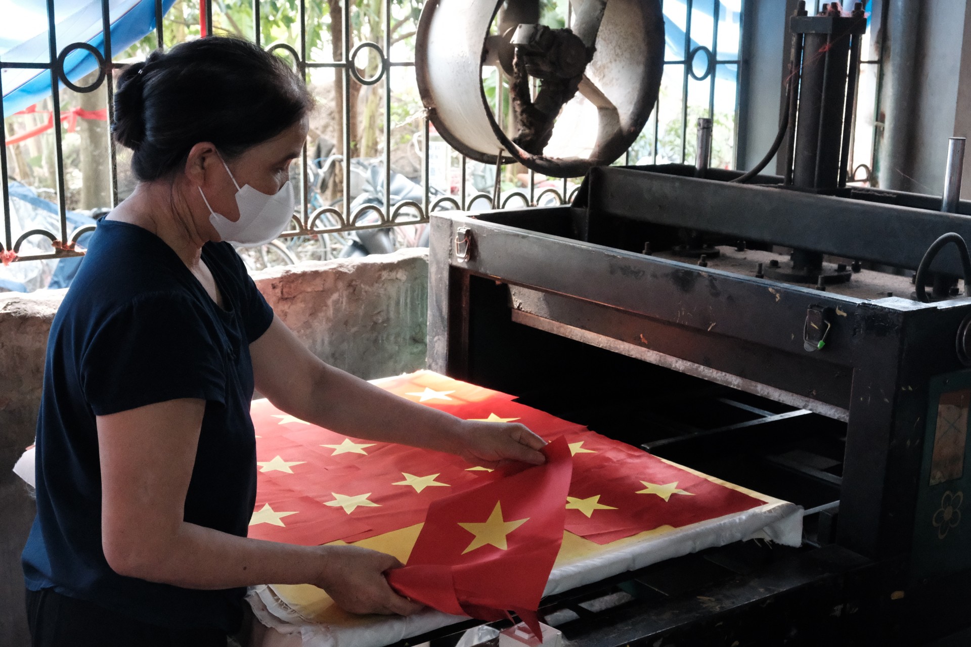 Làng Từ Vân (Hà Nội): Giữ sắc cờ tổ quốc qua từng đường kim