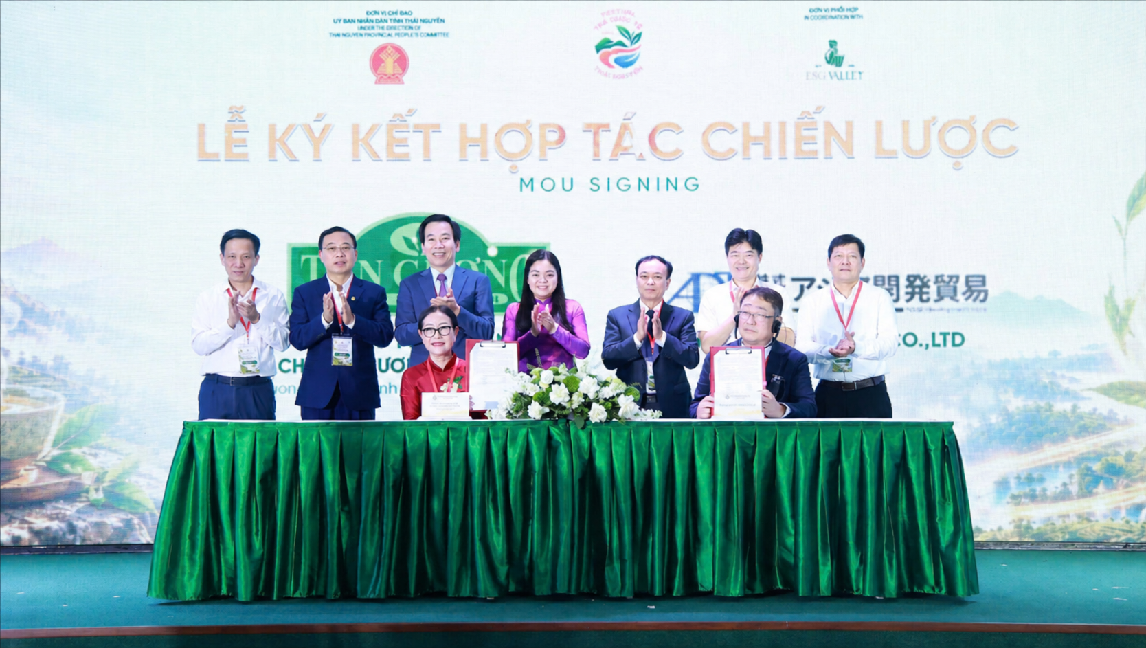 Đại diện các doanh nghiệp, tổ chức trong nước và quốc tế ký kết thỏa thuận hợp tác phát triển ngành trà.