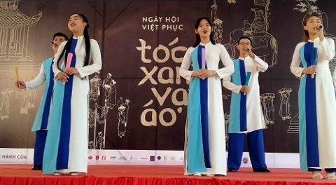 khai mac tuan le van hoa song doi va ngay hoi viet phuc toc xanh vat ao