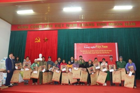 tap chi lang nghe viet nam trao qua tet cho cac gia dinh co hoan canh dac biet kho khan