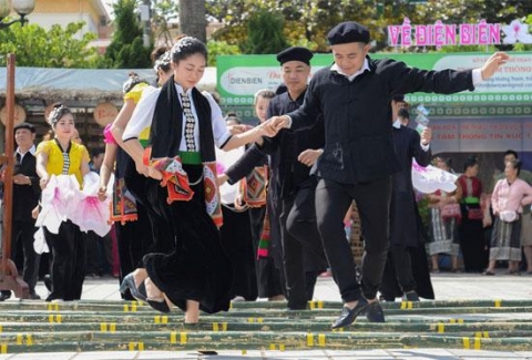 nghe thuat xoe thai cai dep va ung xu van hoa cong dong