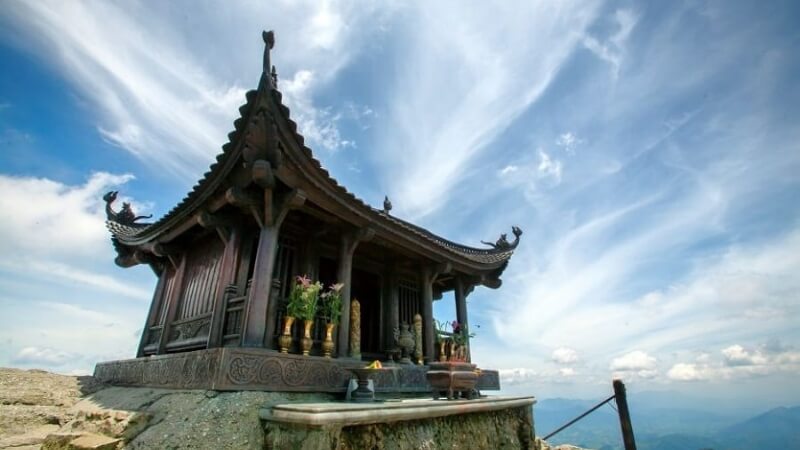 Chùa Đồng tọa lạc trên đỉnh non thiêng liêng, là một trong những di tích quan trọng nhất của quần thể Yên Tử.