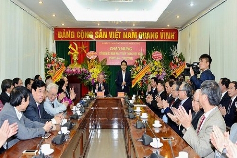 chu tich nguyen duc chung chuc mung cac chuyen gia dau nganh y te