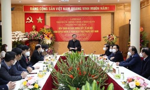 bi thu thanh uy ha noi dinh tien dung tham chuc mung ngay thay thuoc viet nam