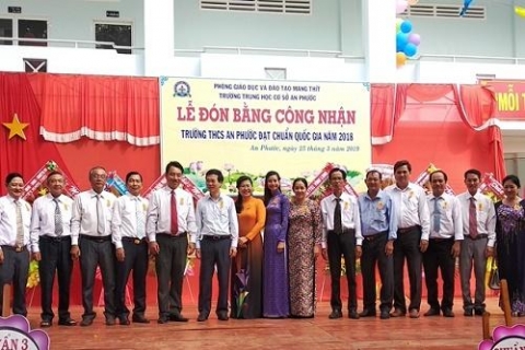 dong chi vo van thuong lam viec voi ban thuong vu huyen uy mang thit