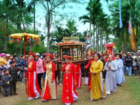thang ba ve lang thu bon xem le hoi