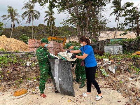 tuoi tre con dao ra quan lam sach moi truong bien