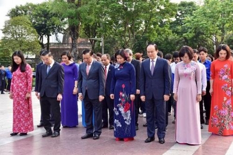 lanh dao tp ha noi dang hoa tuong nho vile nin