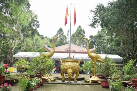 dang huong tuong nho anh hung liet si nhan ngay thong nhat dat nuoc