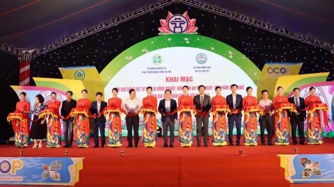 Hơn 2.000 đặc sản, vật tư nông nghiệp quy tụ tại Hà Nội