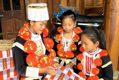 nghe theu cua nguoi dao do tuyen quang su tinh te tren tung duong kim mui chi