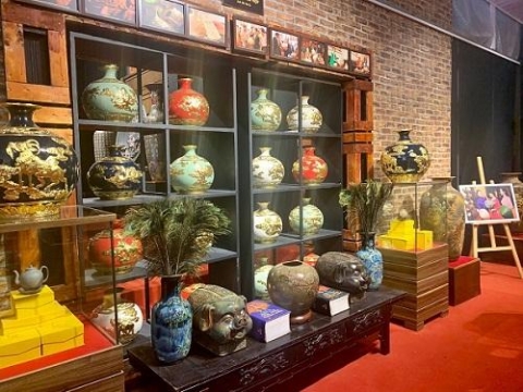 lang nghe ha noi chuyen minh trong dai dich