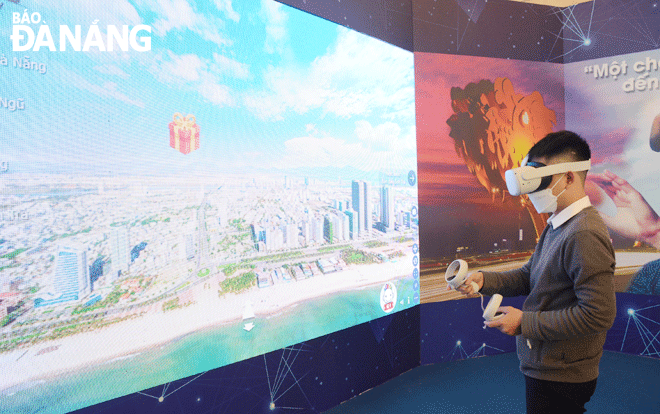 Du khách trải nghiệm công nghệ thực tế ảo khi truy cập ứng dụng VR360 “Một chạm tới Đà Nẵng&amp;quot;.