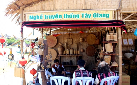 ve hoi an xem festival lang nghe truyen thong