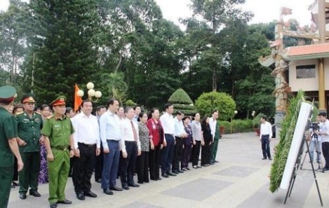 chu tich quoc hoi dang huong tuong niem cac anh hung liet si o tp ho chi minh