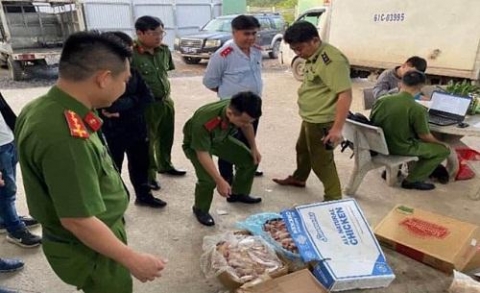 phat hien 1 tan thit ga het han su dung chuan bi dua ra quan com