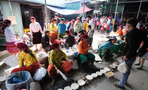 thuong thuc banh ngo deo thom giua cho phien dong van