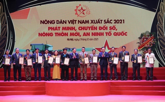 Nhóm nông dân thuộc lĩnh vực chuyển đổi số, xây dựng nông thôn mới và bảo vệ an ninh quốc phòng được trao danh hiệu Nông dân Việt Nam xuất sắc năm 2021
