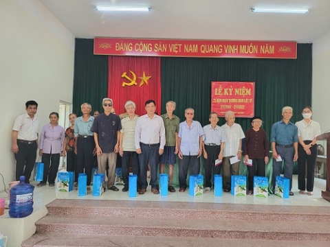 tap chi lang nghe viet nam tham tang qua tri an cac gia dinh thuong binh liet si nhan dip 277