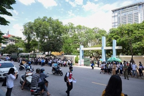 ha noi thi sinh den lam thu tuc truoc khi buoc vao ky thi thpt quoc gia