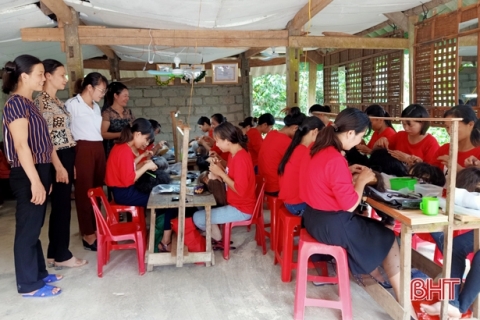 phu nu xa mien nui ha tinh lam toc gia thu nhap that