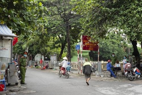 ha noi xu phat hanh chinh nguoi khong deo khau trang khi ra duong tai phuong dong ngac