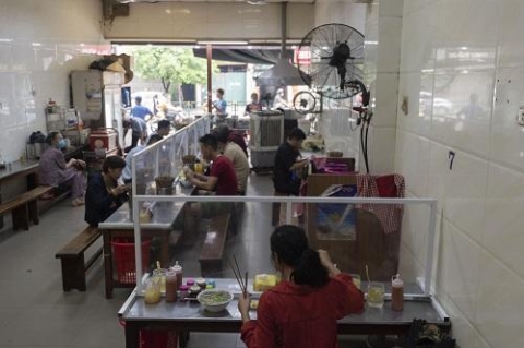 ha noi trien khai yeu cau gian cach nha hang quan bia tu ngay 198